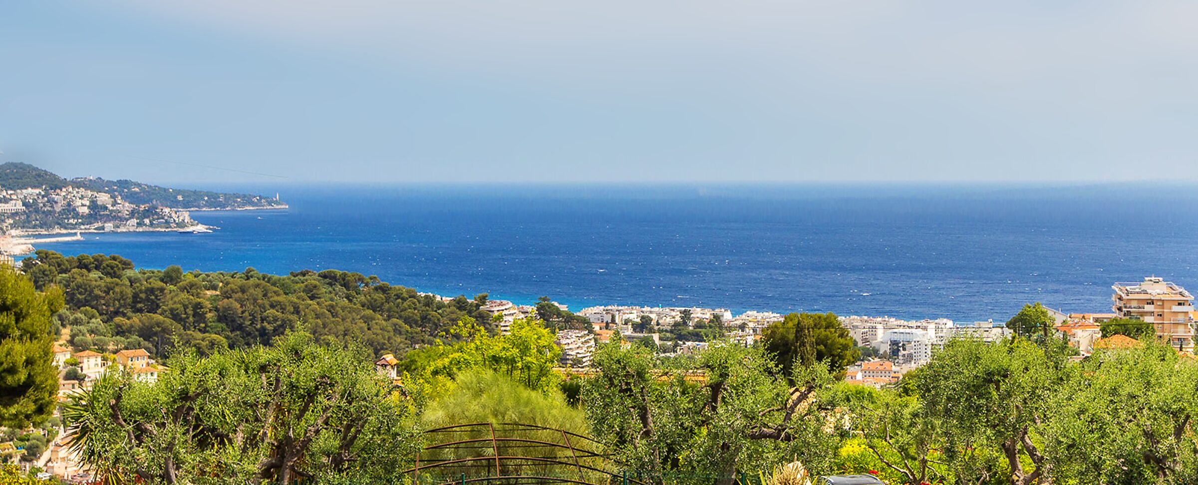 La Baie des Anges vue depuis l'appartement, sur les collines de Bellet à Nice