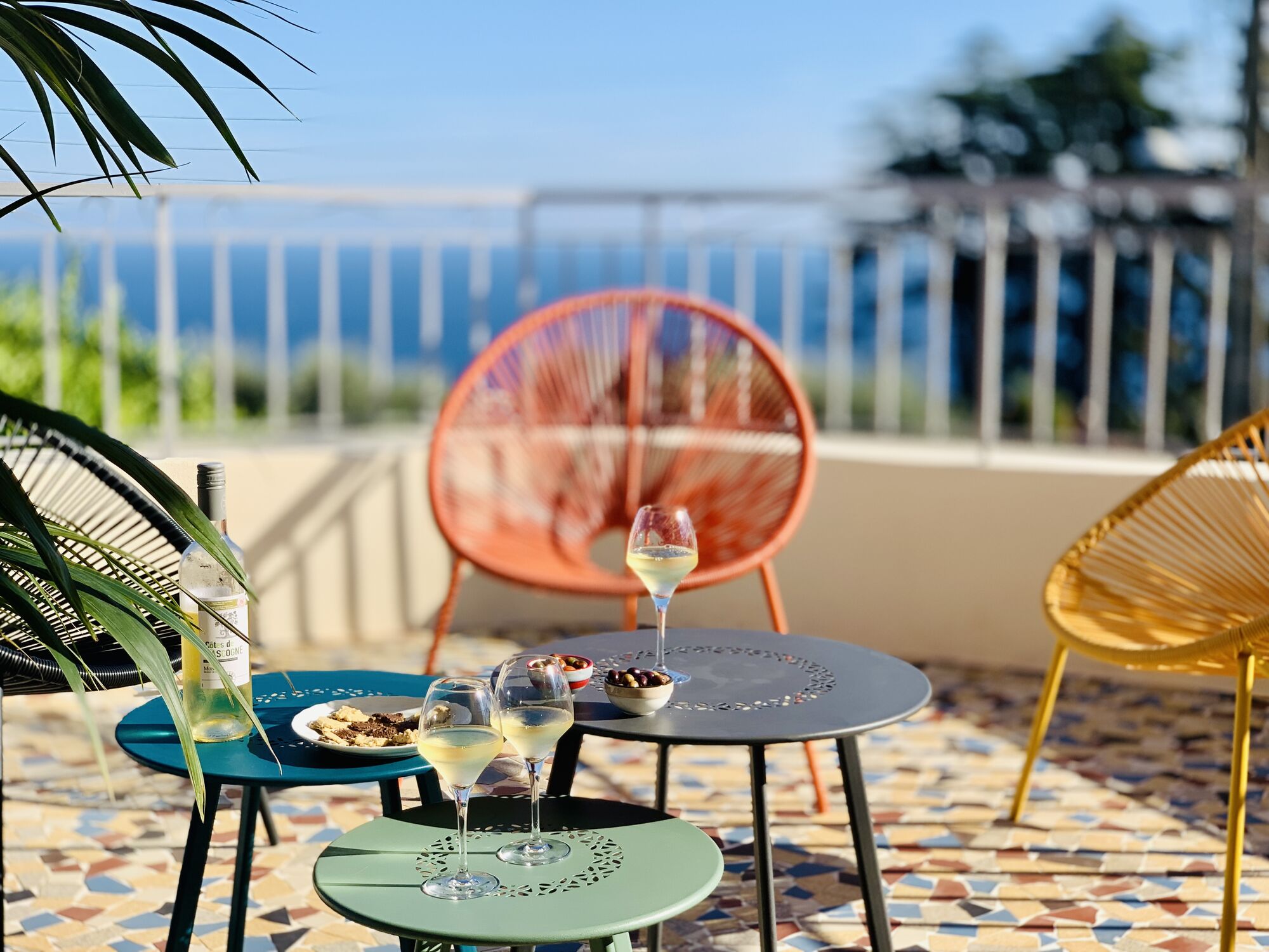 Terrasse de l'appartement meublé avec vue sur la Baie des Anges à Nice